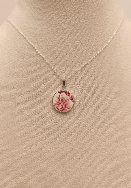 Collier SIROPI porté, pendentif en porcelaine anglaise, création artisanale française, bijou unique et responsable.