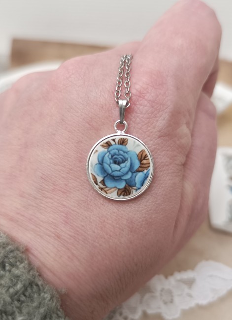 collier-idylle-rose-bleue-detail-main