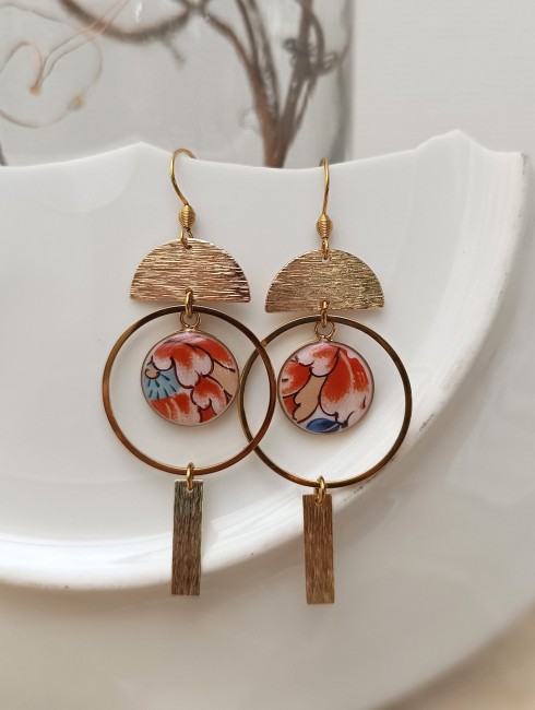 Boucles d'oreilles artisanales en porcelaine japonaise ancienne, supports plaqués or 24 carats et anneaux en acier inoxydable.