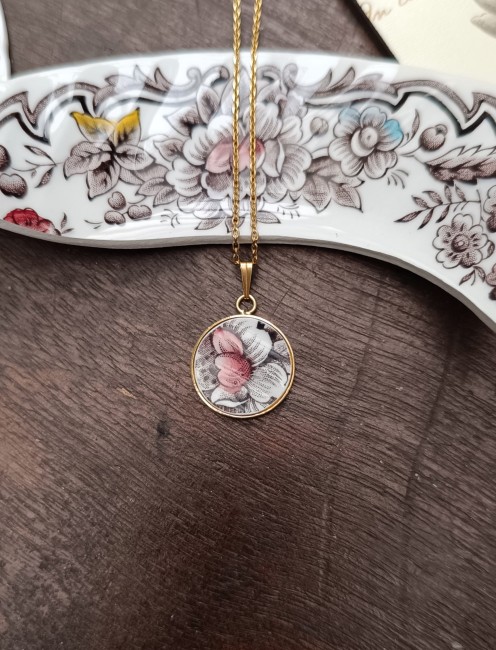 collier-divine-plaqué-or-pendentif-rond Pendentif plaqué or Divine, motif rose rouge bordeaux sur porcelaine anglaise ancienne.