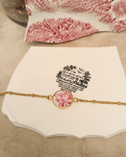 Bracelet unique en porcelaine anglaise vintage, monture dorée et chaîne perles inoxydable. Création artisanale française.