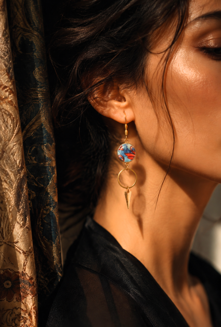 Boucles d'oreilles IMARI portées pour visualiser leur longueur de 50 mm, leur légèreté et leur élégance.