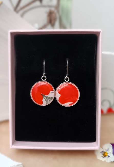 Boucles d'oreilles présentées dans leur écrin prêt à offrir pour un anniversaire, les noces de faïence ou toute autre occasion.
