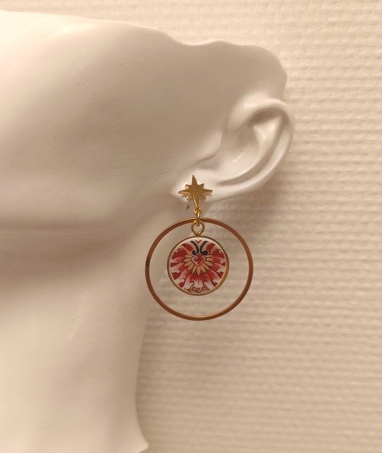 Boucles d'oreilles  IMARI portées – Bijou upcyclé en porcelaine japonaise Boucles IMARI portées, élégantes et légères, créées à partir de porcelaine d’Irami ancienne, montées sur supports plaqué or 24 carats.
