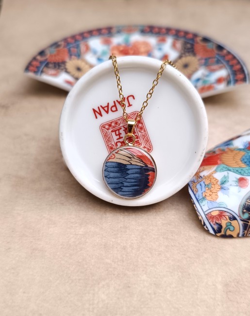 Collier Imari en porcelaine japonaise ancienne avec pendentif de 18 mm au décor de plumes et support plaqué or 24 carats.