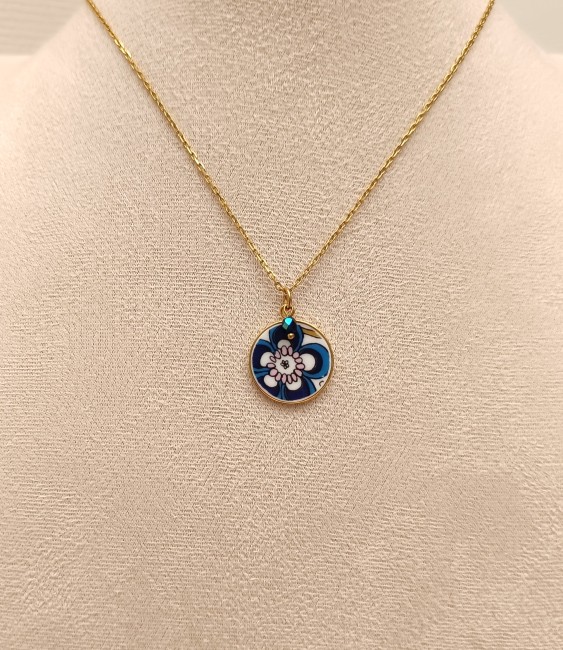 Ce collier unique a été façonné à partir d’une assiette modèle Nocturne de la maison Royal Tuscan.
