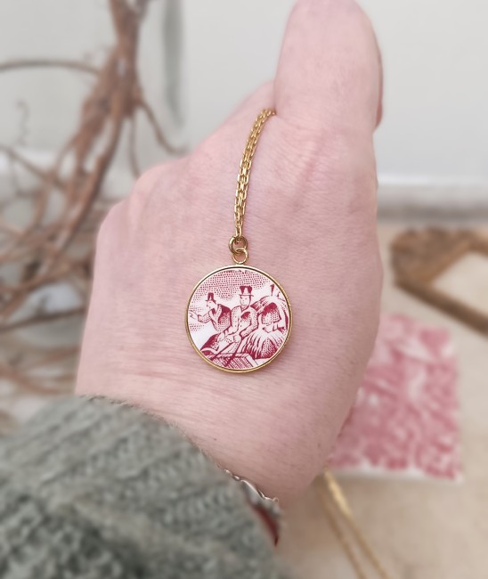 Collier en porcelaine anglaise vintage recyclée, motif rétro, bijou artisanal français – noces de porcelaine