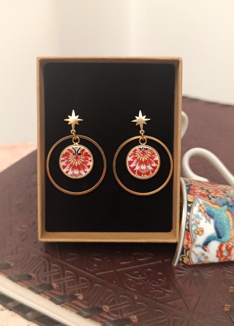Boucles d'oreilles anneaux IMARI dans leur écrin – Cadeau poétique et original pour Noël Présentation des boucles IMARI dans leur boîte kraft recyclée, bijou unique en porcelaine ancienne, création française et éco-responsable.