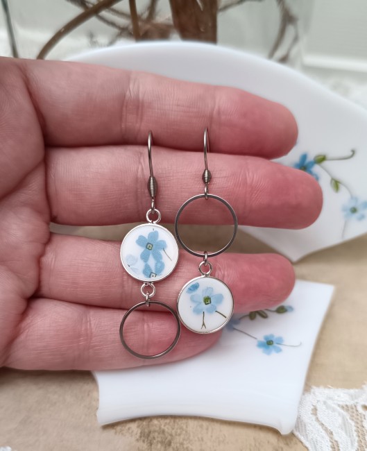 Détail des boucles Myosotis, assiette Arcopal transformée en bijou.
