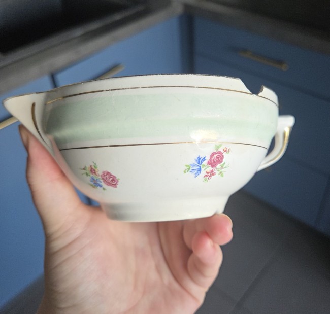 Cette création est née de la transformation d'une ancienne saucière en faïence.