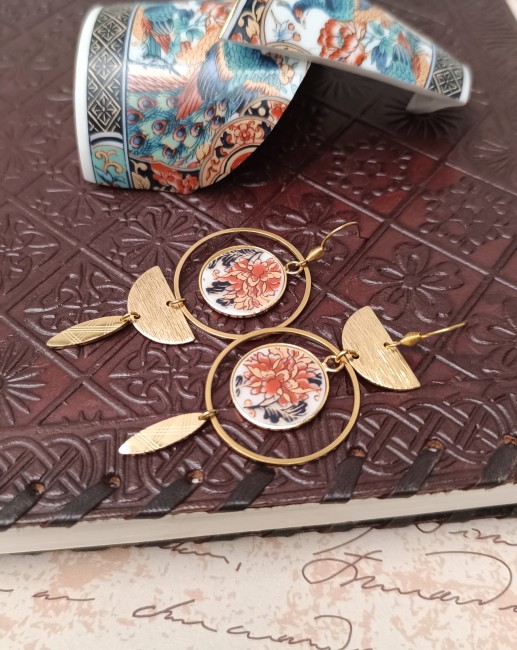 Vue de profil des boucles IMARI – Motifs japonais en porcelaine ancienne Vue de profil sur les boucles IMARI, révélant la finesse des motifs japonais d’époque et le savoir-faire artisanal de la créatrice