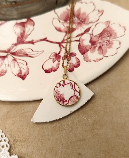 Collier personnalisé en porcelaine familiale, pendentif rond 18 mm plaqué or 24 carats, création artisanale unique.