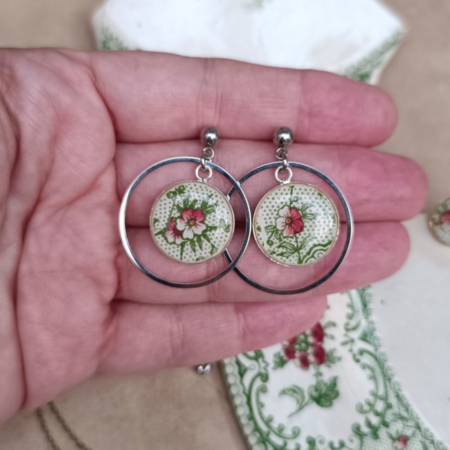 Boucles d’oreilles personnalisées en porcelaine familiale, supports ronds de 18 mm plaqués argent entourés d’anneaux  acier inoxydable.