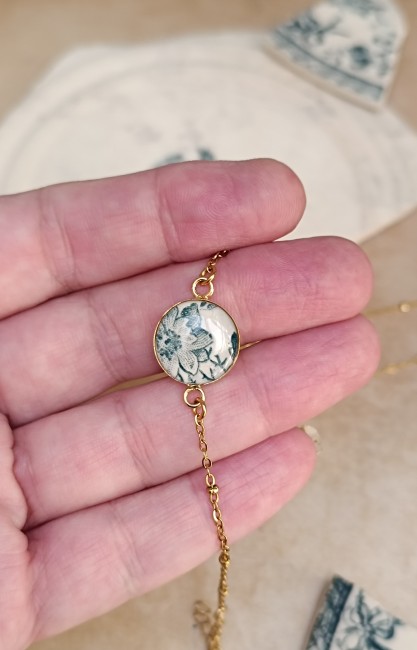 Bracelet présenté en main pour apprécier les dimensions et les détails du motif.