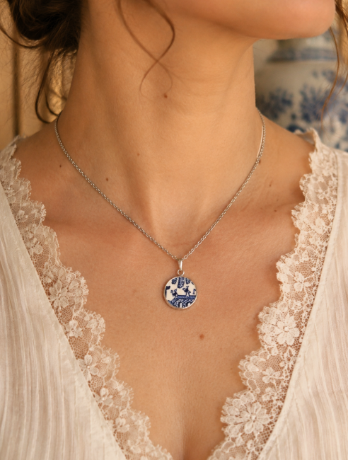 Collier Blue Willow porté sur une chaîne de 50 cm afin d'apprécier son élégance, son tombé et la délicatesse de son décor.