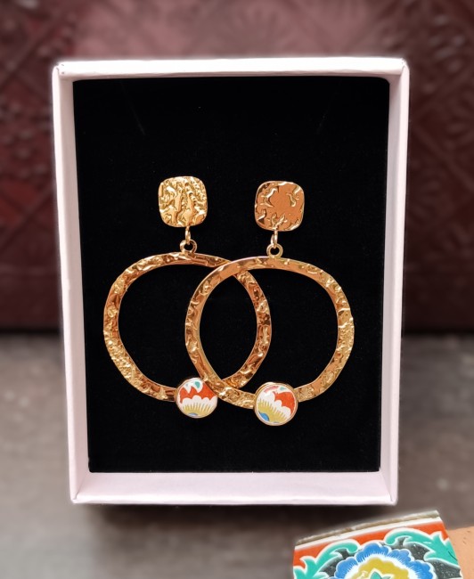 Boucles Talisman en faïence ancienne dans leur écrin, pièce unique et idée cadeau artisanale pour femme.