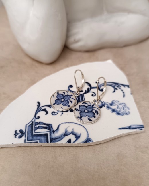 Boucles d’oreilles en argent MOUSTIERS en faïence ancienne, décor fleur bleu, bijou poétique façonné à la main à Calais.