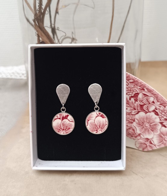 Boucles d’oreilles Siropi en porcelaine anglaise, posées délicatement, bijou artisanal français upcyclé et unique.