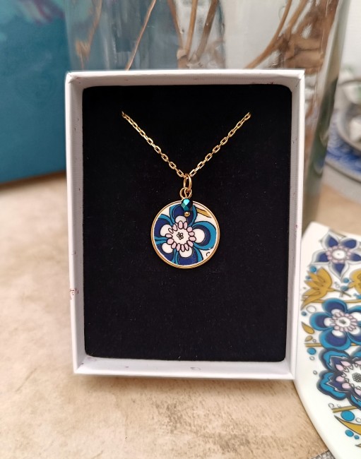 Ce collier unique a été façonné à partir d’une assiette modèle Nocturne de la maison Royal Tuscan.