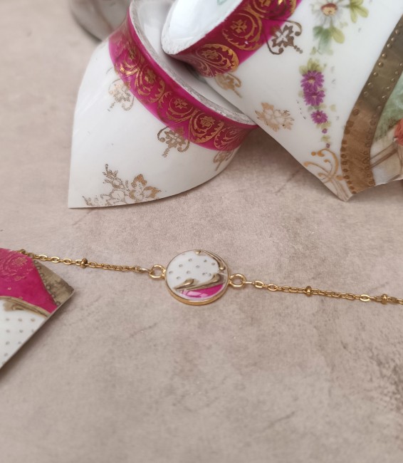 Bracelet unique en porcelaine fine ancienne, fait main en France. Bijou artisanal éco-responsable, chargé d’histoire. Livraison offerte dès 70€.
