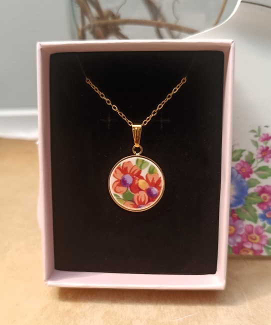 Collier Poésie présenté dans son écrin prêt à offrir.