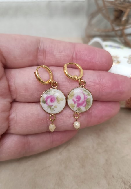 boucles-oreilles-romantika-porcelaine-fine-detail Détail des motifs floraux peints à la main sur les boucles d’oreilles Romantika en porcelaine fine ancienne