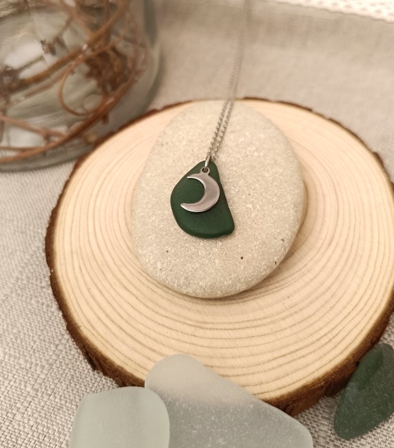 Collier unique en verre de mer bleu poli par l’océan, orné d’une breloque lune en acier inoxydable. Création artisanale à Calais.