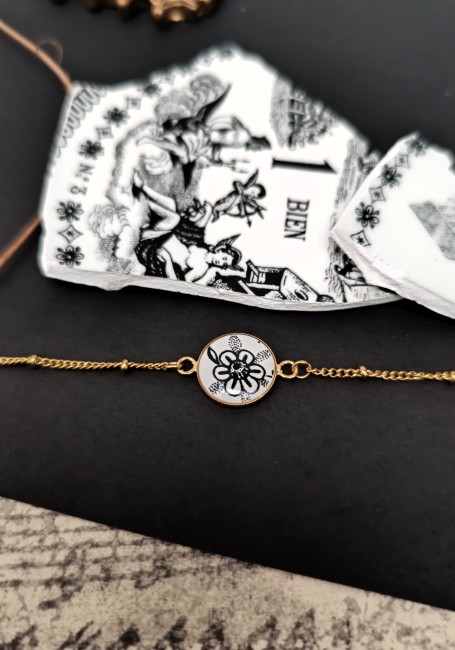 bracelet-Sonate-plaqué-or-cadeau-artisanal-original-noir-blanc Bracelet artisanal Sonate : upcycling de vaisselle ancienne pour un bijou unique et durable.