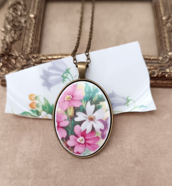 detail-porcelaine-crown-staffordshire-roses-jaunes Collier POÉSIE en porcelaine Crown Staffordshire, pendentif 30 x 40 mm aux roses jaunes, bijou artisanal.