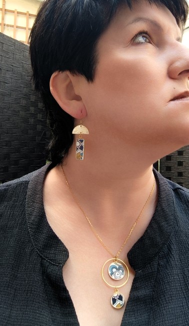 Ces boucles d’oreilles uniques ont été façonnées à partir d’une assiette modèle Nocturne de la maison Royal Tuscan.