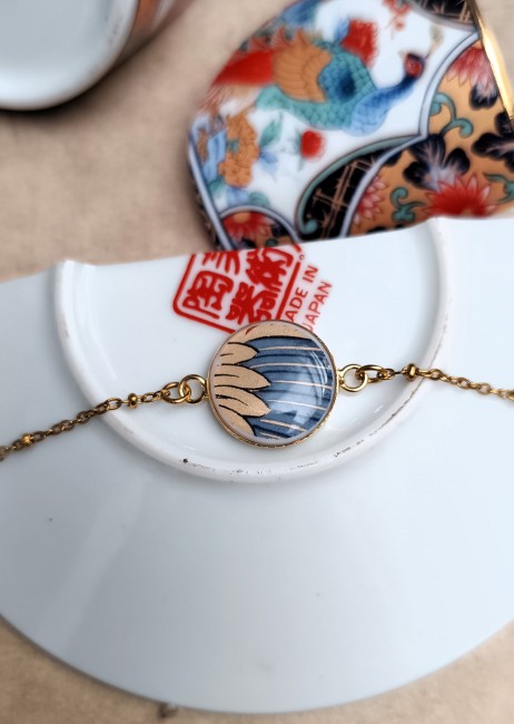 Bracelet artisanal en porcelaine japonaise ancienne avec cabochon de 16 mm, finition résine et chaîne réglable en acier inoxydable.