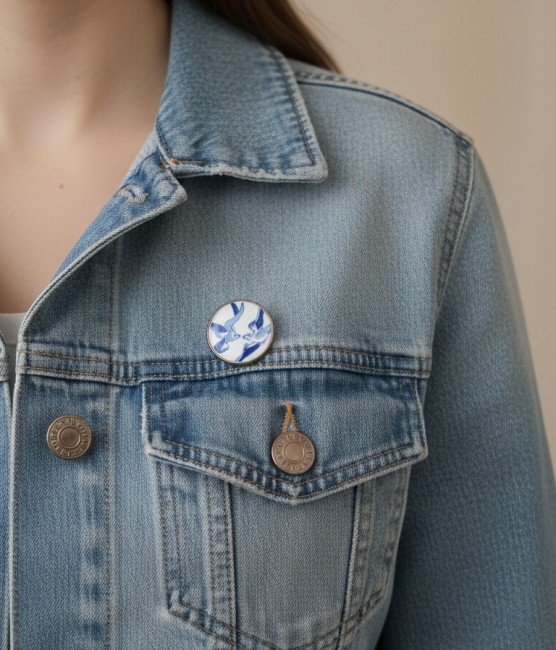 Détail d’une broche en faïence ancienne Blue Willow, motif traditionnel anglais. Pièce unique, création artisanale française chargée d’histoire.