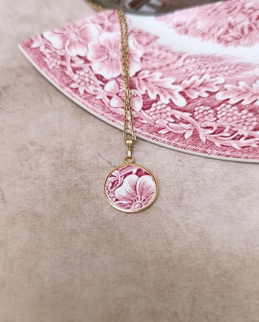 Collier SIROPI vu de profil, montrant la finesse et la légèreté du pendentif en porcelaine anglaise Johnson Bros motif Coaching.