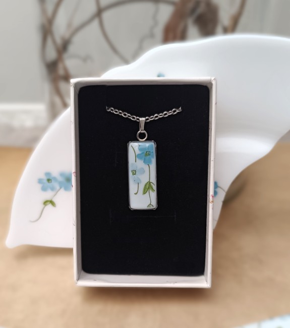 Collier Myosotis rectangulaire présenté dans son écrin cadeau.