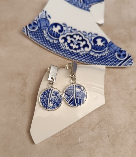 Boucles d'oreilles en porcelaine anglaise Blue Willow recyclée, cabochons de 16 mm plaqués argent avec dormeuses fabriquées artisanalement en France.