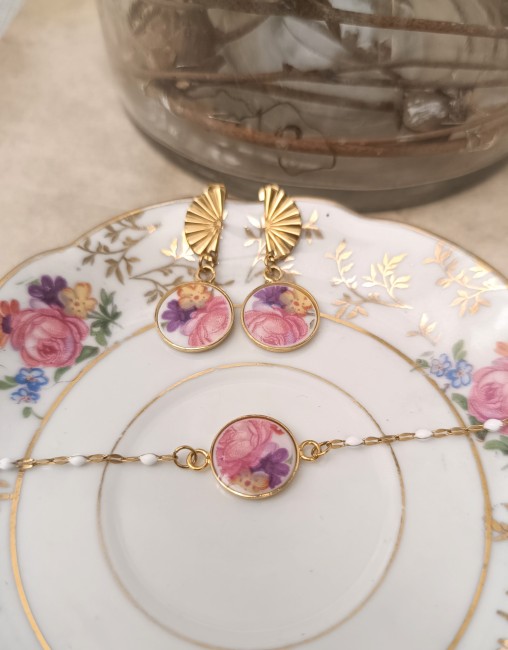 Ensemble unique bracelet et boucles d’oreilles réalisés sur-mesure avec un service en porcelaine familiale. Artisanat poétique et durable, made in France.