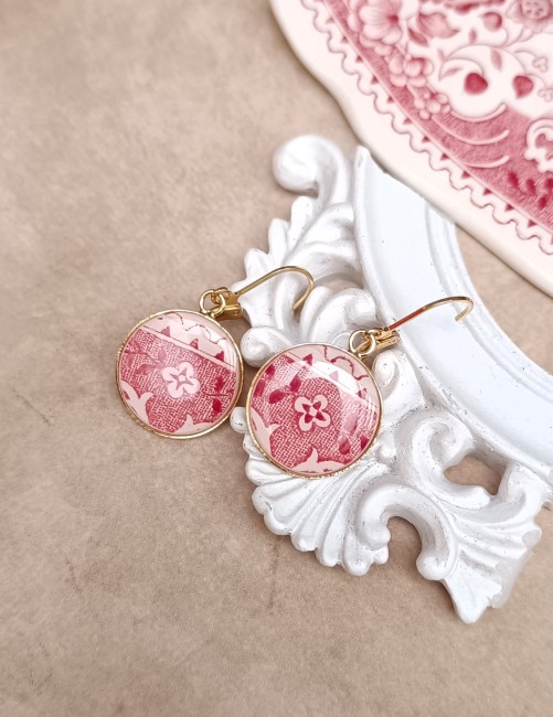 Boucles artisanales en porcelaine vintage avec cabochons de 18 mm et dormeuses plaquées or 24 carats de fabrication française.