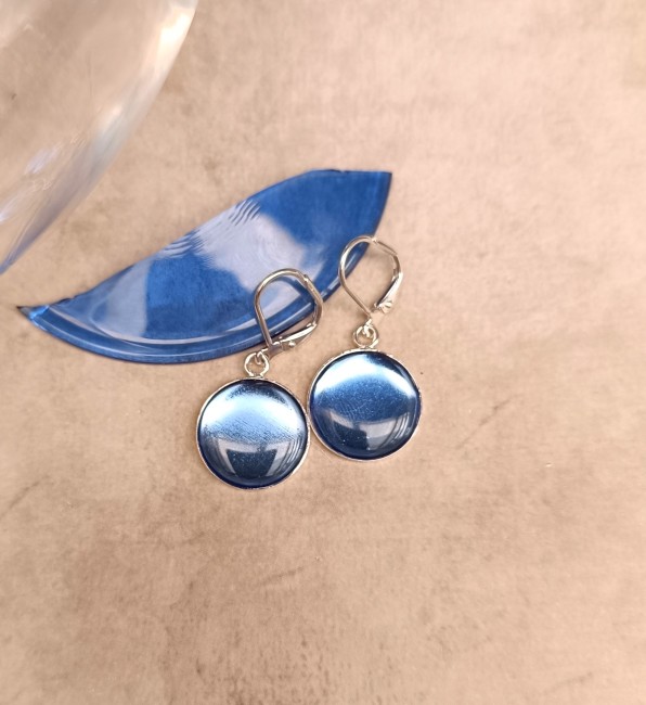 Boucles d’oreilles en verre ancien recyclé avec cabochons bleus de 16 mm et dormeuses plaquées argent de fabrication française.