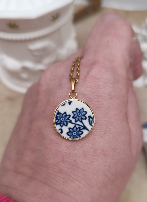 Détail du motif du collier Bleu Vintage – Porcelaine anglaise Zoom sur le motif fleuri bleu sur fond blanc du collier Bleu Vintage, en porcelaine anglaise vintage.