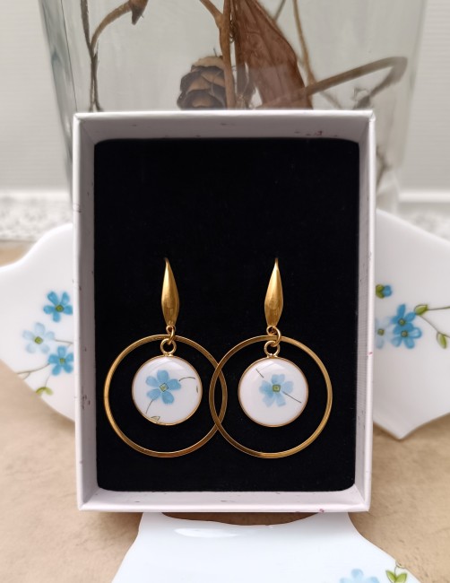 Boucles Myosotis en assiette recyclée présentées dans leur écrin.