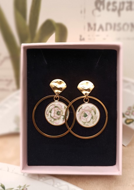 Boucles d'oreilles Trianon présentées dans leur écrin, prêtes à offrir pour un anniversaire, les noces de porcelaine ou toute autre occasion.