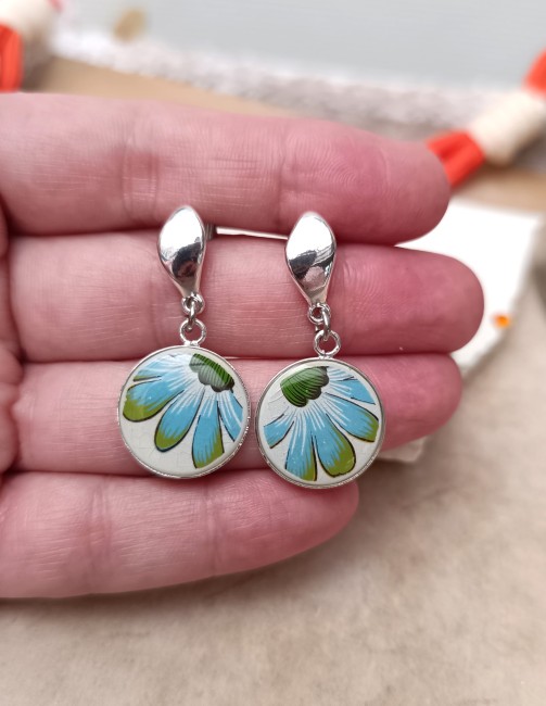 Boucles Samba présentées en main pour apprécier leurs dimensions et leurs couleurs lumineuses.