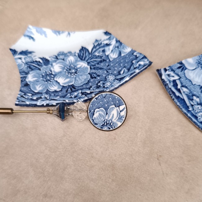 murmures-manoir-fibule-broche-fleurs-bleues