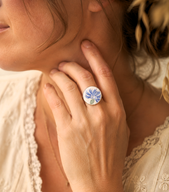  Grande bague Bleuet portée au doigt pour apprécier son élégance, ses proportions et son confort.
