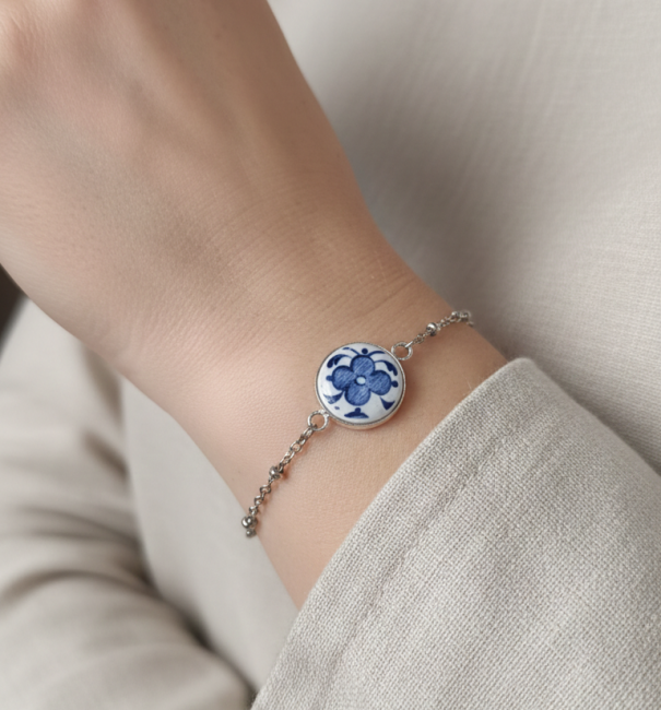 Bracelet en faïence ancienne de Moustiers porté au poignet, léger et confortable. Bijou artisanal bleu vintage, fait main en France, production limitée.