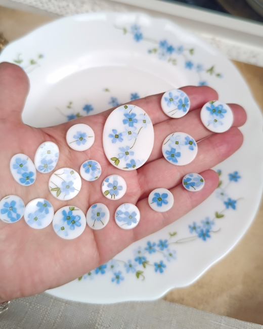 Ces boucles d’oreilles sont nées de la transformation d’une assiette Arcopal au décor « Myosotis » qui ont accompagné des générations.