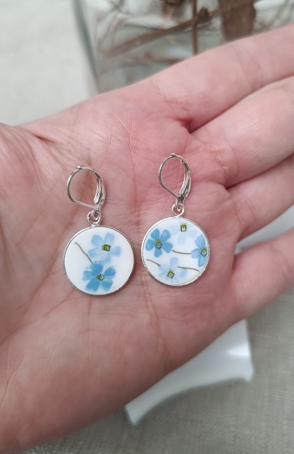 Détail des boucles Myosotis, assiette Arcopal transformée en bijou fleuri.