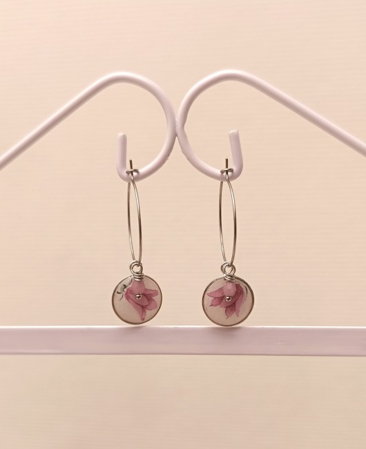 Créoles réalisées à partir d'une véritable faïence ancienne L'Amandinoise, décor historique n° 8962, ornées d'un motif fleur clochette et d'une perle lilas irisée.