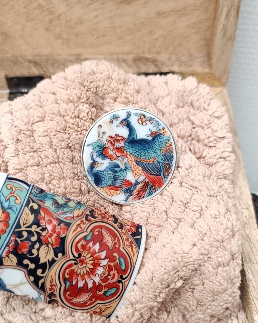 Broche artisanale en porcelaine japonaise ancienne, motif de paon bleu, création poétique faite main à Calais.