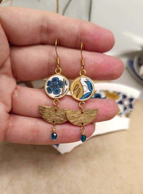 Ces boucles d’oreilles uniques ont été façonnées à partir d’une assiette modèle Nocturne de la maison Royal Tuscan.